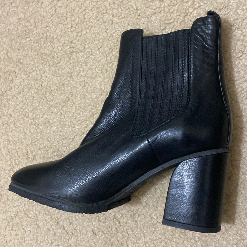 NWOB LA PETITE MAISON Women's Pull-on Ankle Boots Size 37.5